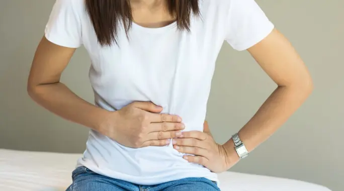 ألم أسفل البطن والظهر مع غثيان: متى يكون مقلقًا وكيف تعالجه؟