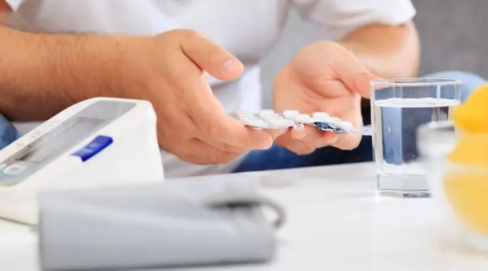 هل يمكن التوقف عن أخذ دواء الضغط؟ دليلك الشامل لقرار آمن