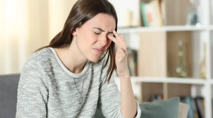 حكة في زاوية العين: دليل شامل للأسباب، الأعراض، وطرق العلاج الفعالة