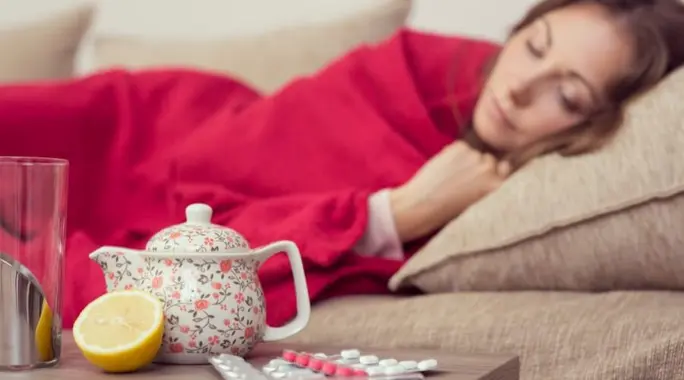 هل يمكن علاج التهاب اللوزتين بالليمون؟ دليل شامل للفوائد، المخاطر والعلاجات الفعالة
