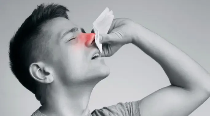 لماذا ينزف أنفك ليلاً؟ أسباب نزيف الأنف أثناء النوم وطرق التعامل معها