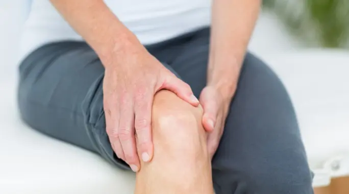 ألم الركبة من الخلف: دليل شامل للأسباب، الأعراض، والعلاج الفعال