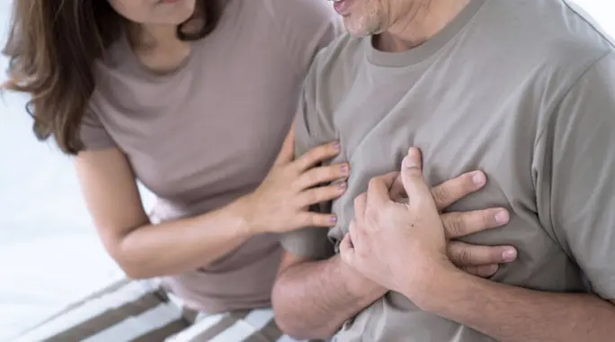 خفقان القلب: متى يكون خطيرًا وماذا تفعل؟ دليلك الشامل لسلامة قلبك