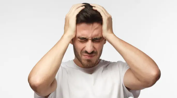 دليل شامل لأعراض الشقيقة: تعرف على مراحل نوبات الصداع النصفي
