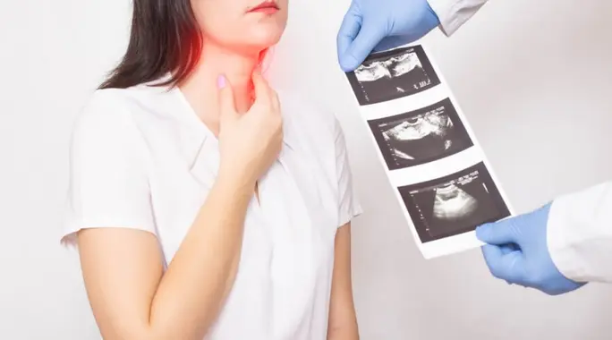 ما هي أعراض الغدة الدرقية في الحلق؟ دليل شامل لفهم العلامات والأسباب