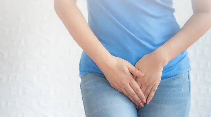 قشور بيضاء بالمنطقة الحساسة: دليل شامل للأسباب، الأعراض والعلاج الفعال
