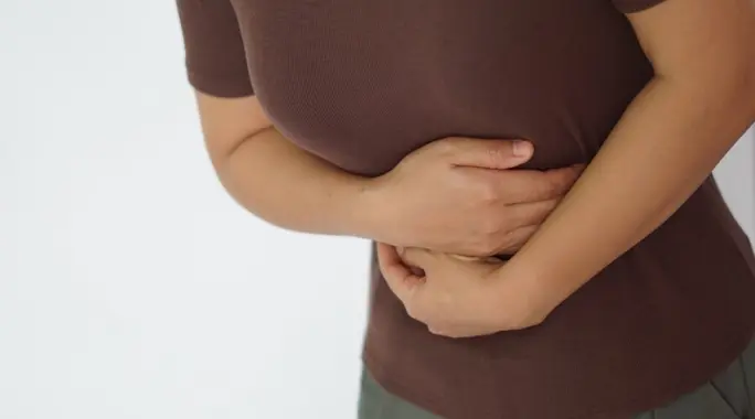 ألم الأبهر: دليل شامل لفهم الأعراض، الأسباب، والخيارات العلاجية