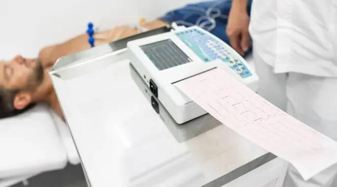 هل دقات القلب السريعة خطيرة؟ دليلك الشامل لمخاطر خفقان القلب وأسبابه وعلاجه