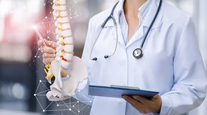 تقوس أسفل الظهر: دليلك الشامل للأسباب، الأعراض، وطرق العلاج الفعّالة