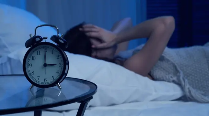أسباب قلة النوم عند النساء: دليل شامل لفهم الأرق واستعادة الراحة