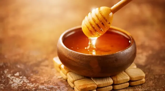 علاج الذبابة الطائرة بالعسل: حقيقة أم خرافة؟ وما هي البدائل الطبيعية؟