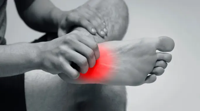 الحكة في كعب القدم: دليلك الشامل لأسبابها وعلاجها الفعال