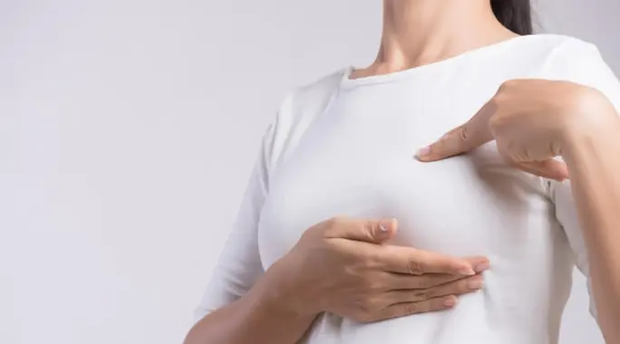 هل الغدة الدرقية تسبب ألمًا في الثدي؟ اكتشفي العلاقة والأسباب الأخرى