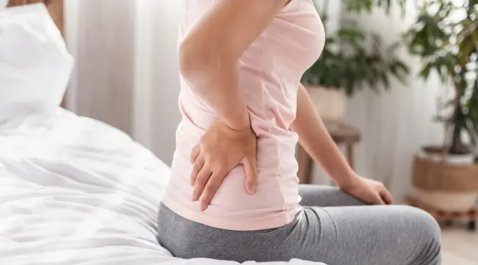 تخلصي من ألم أسفل الظهر قبل الدورة: دليلك الشامل للأسباب والعلاج