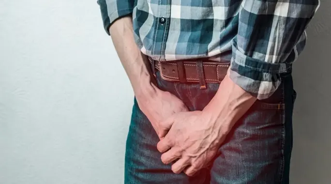 كيس الصفن الفارغ (الخصية المعلقة): دليل شامل للأسباب، التشخيص، والعلاج