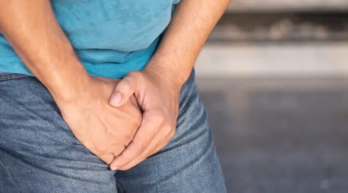 حرقة البول عند الرجال: حلول منزلية فعّالة ومتى يجب زيارة الطبيب