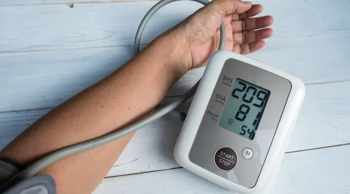 لماذا يرتفع ضغط الدم؟ اكتشف الأسباب وعوامل الخطر والنصائح الضرورية