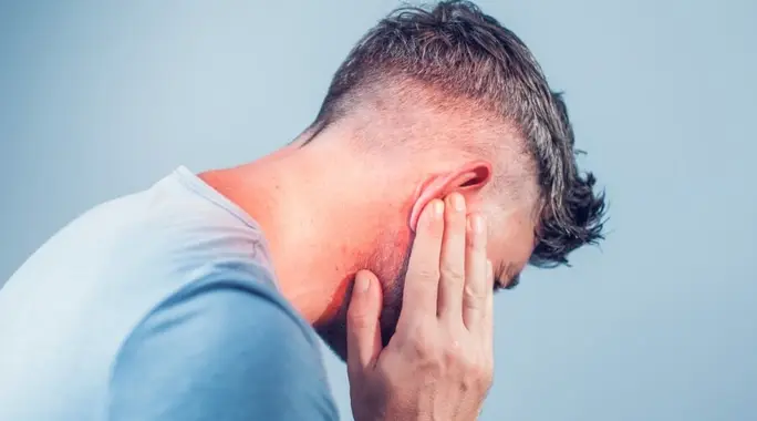 أعراض ارتفاع ضغط الأذن الوسطى: كل ما تحتاج معرفته عن هذا الانزعاج الشائع
