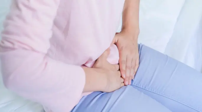 منع نزول الدورة الشهرية بالأعشاب: هل هو ممكن حقًا؟ دليل شامل للطرق الطبيعية