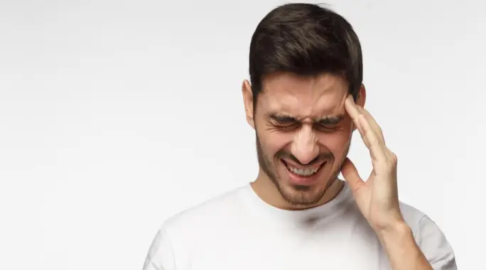 ألم العين اليمنى مع صداع: كل ما تحتاج معرفته عن الأسباب والعلاج