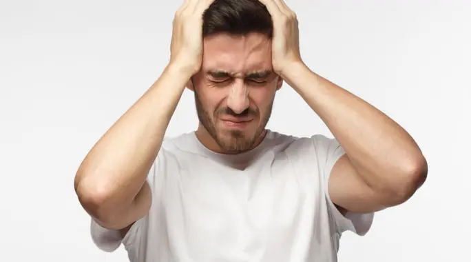 نبض عروق الرأس: دليلك الشامل لأسباب النبض في الرأس ومتى يجب أن تقلق