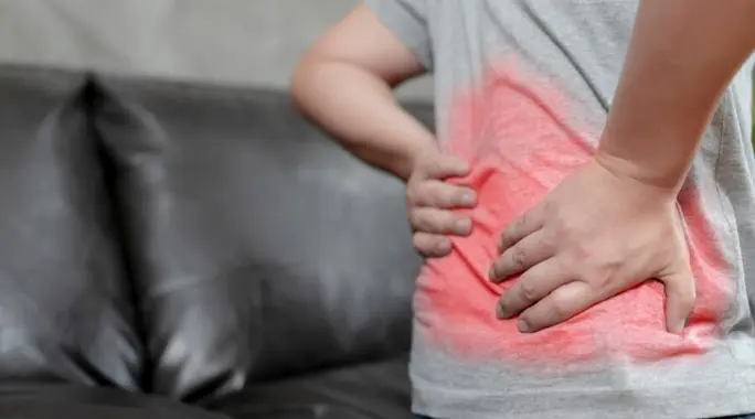 نغزات أسفل الظهر: دليلك الشامل للأسباب، الأعراض، والعلاج الفعال