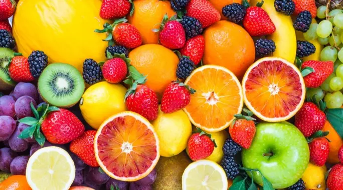 اكتشف الفواكه المفيدة: 5 مجموعات لونية أساسية لتعزيز صحتك وحيويتك