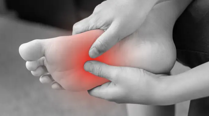 ألم مشط القدم: دليل شامل لأسباب وأعراض وعلاج هذه الحالة المزعجة