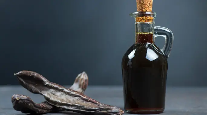مشروب الخروب: دليلك الشامل لفوائده، طريقة تحضيره، وأبرز محاذيره