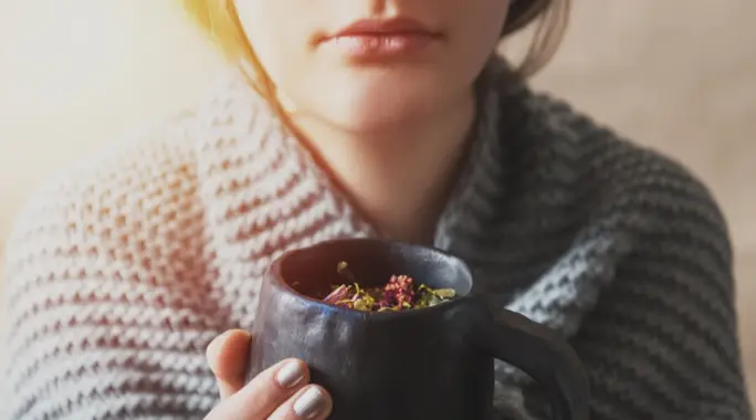 اكتشفي قوة الطبيعة: هل يمكن علاج الاكتئاب عند المرأة بالأعشاب حقًا؟