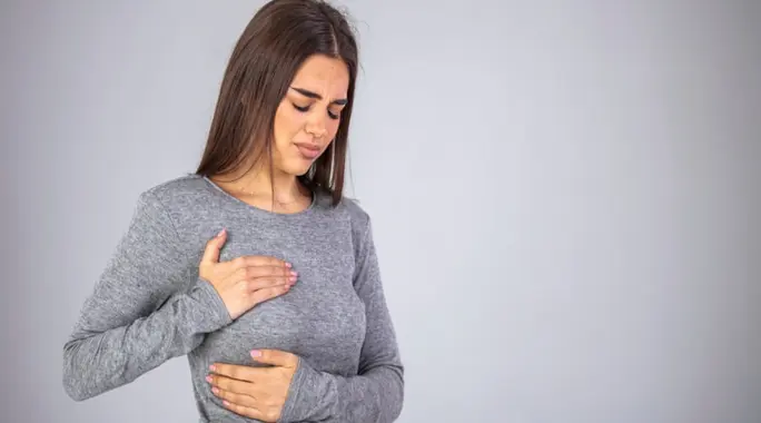 هل ألم الثدي بعد الدورة طبيعي؟ دليل شامل لأسبابه ومتى يجب القلق