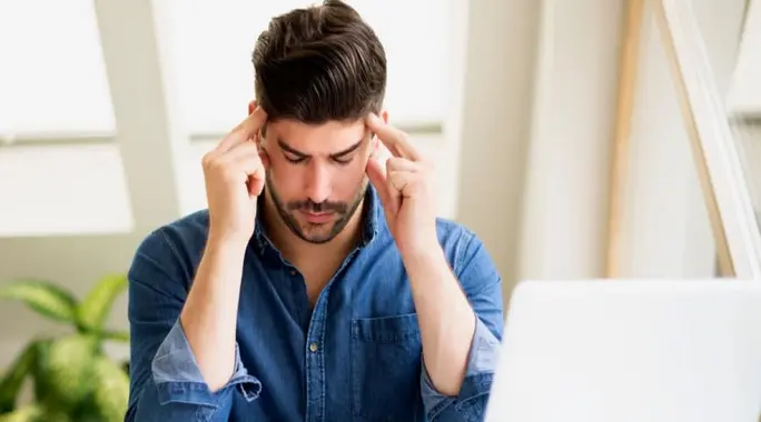 ألم العين عند تحريكها وصداع: الأسباب، الأعراض، وطرق العلاج الفعّالة