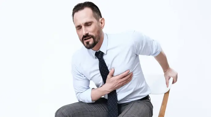 ما هي أسباب النغزات في الظهر والصدر؟ دليلك الشامل للأعراض والعلاج