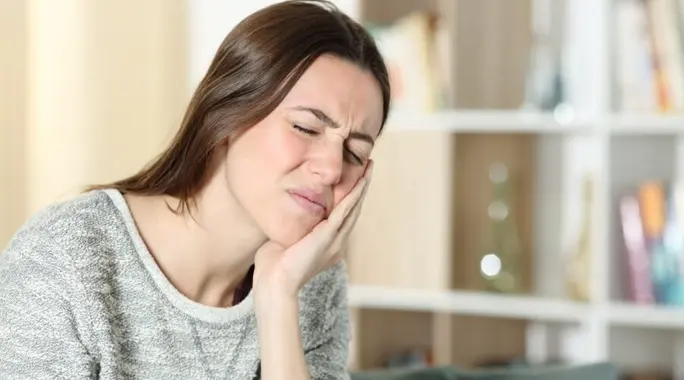 ألم الفك السفلي الأيسر والأذن: دليلك الشامل للأسباب والعلاج الفعال