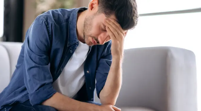 ألم الرأس عند الانحناء: دليل شامل للأسباب، العلاج، والوقاية