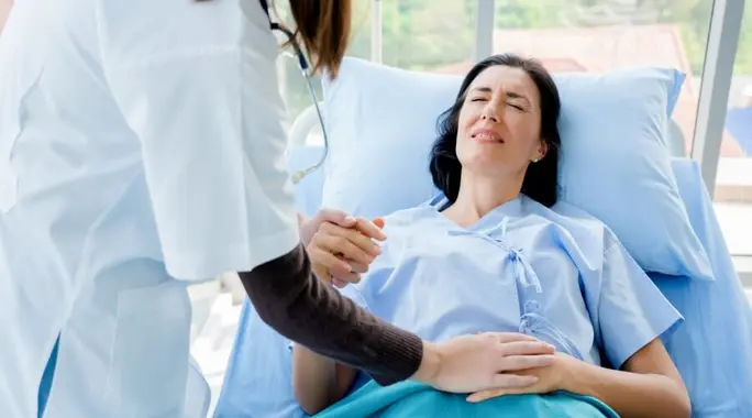 متى يكون ألم البطن خطيرًا؟ علامات تحذيرية لا يمكنك تجاهلها!