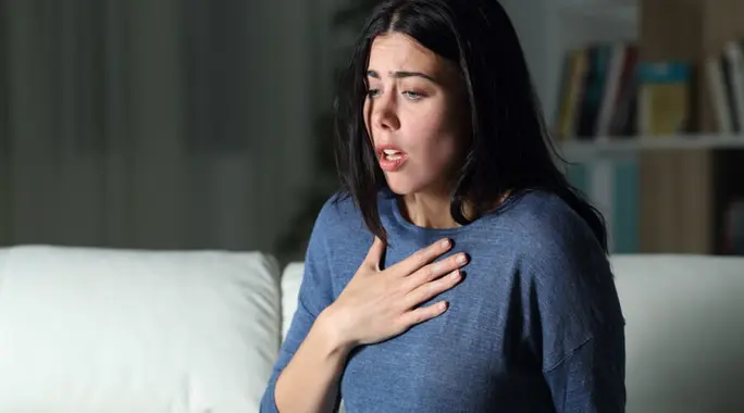 هل القلق يسبب جفاف الحلق؟ كشف العلاقة، الأسباب، والحلول الفعالة