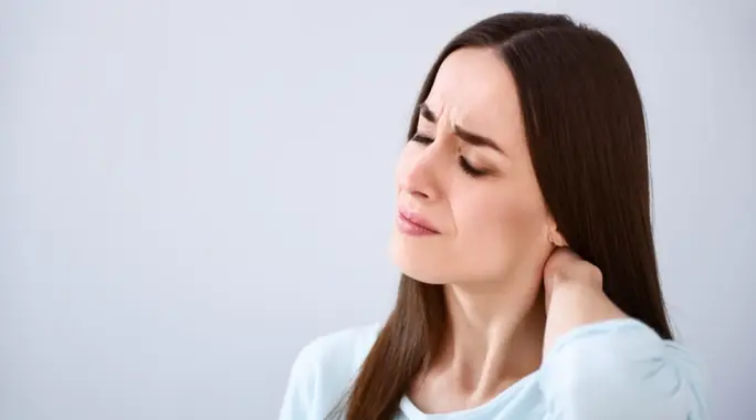 هل القولون العصبي يسبب ألمًا في الرقبة؟ اكتشف العلاقة وطرق التخفيف
