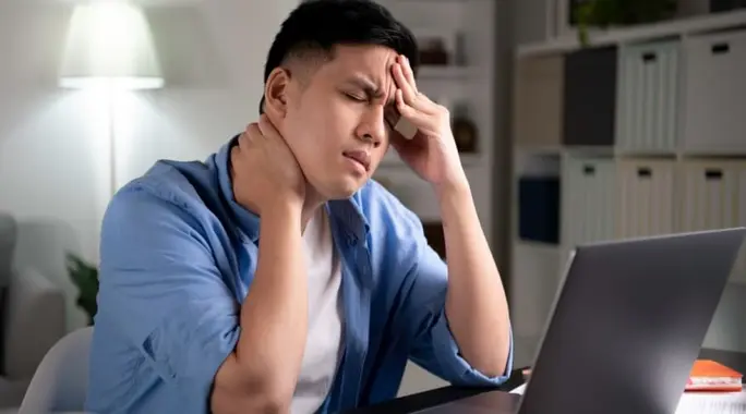 هل آلام الرقبة تسبب مشاكل في العين؟ اكتشف العلاقة الخفية