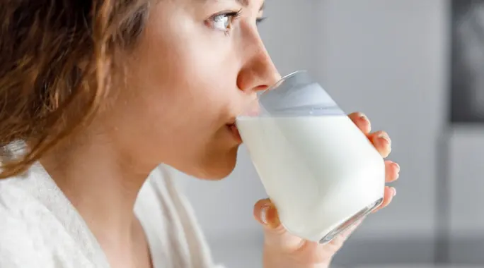 هل شرب الحليب يرفع هرمون الحليب؟ اكتشف الحقيقة العلمية!