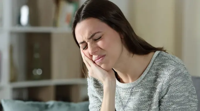 حبة تحت الفك السفلي: دليل شامل لأسبابها، تشخيصها، وعلاجها