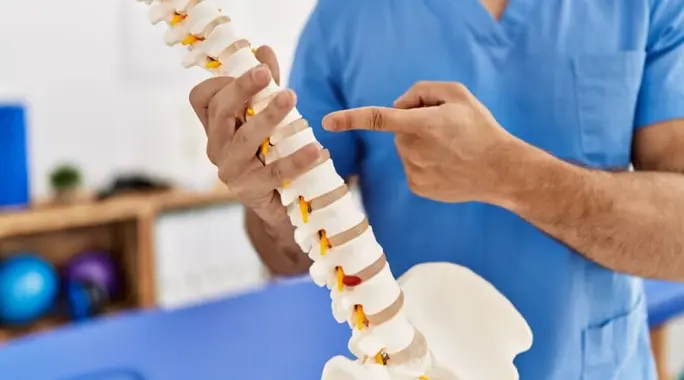 الورم الوعائي في العمود الفقري: دليل شامل لفهمه وأعراضه وعلاجه