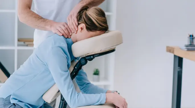 هل المساج مفيد للانزلاق الغضروفي؟ إليك الحقيقة الكاملة وفوائده المحتملة