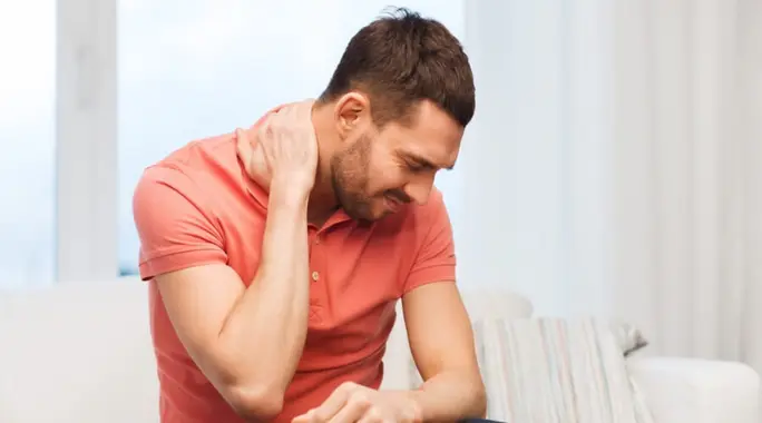 أعراض وجع الرقبة: دليلك الشامل لفهم ألم الرقبة وأسبابه وتشخيصه