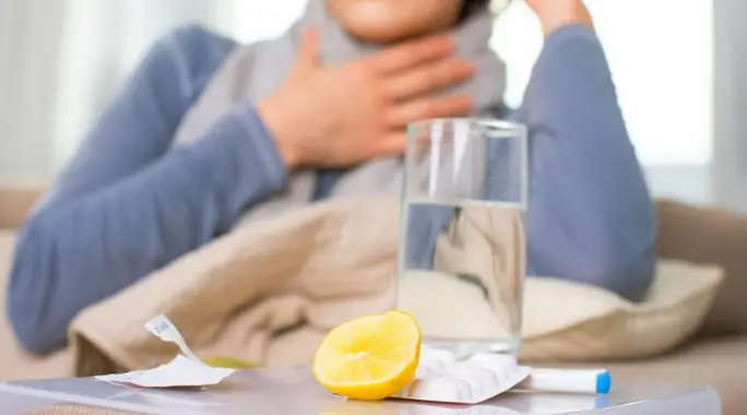 هل الليمون يزيد التهاب الحلق؟ اكتشف الحقيقة العلمية وطرق الاستخدام الصحيحة
