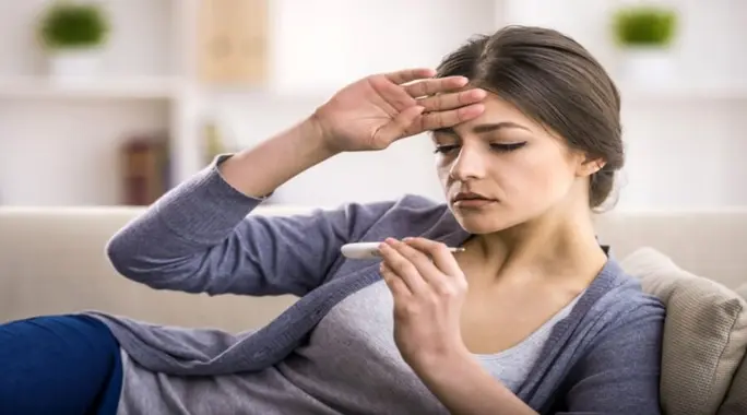 هل ارتفاع درجة الحرارة بعد التبويض بيومين طبيعي؟ دليلك الشامل للأسباب والعلاج