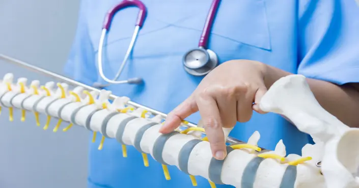 تعرف على أنواع عمليات العمود الفقري: دليل شامل للخيارات العلاجية