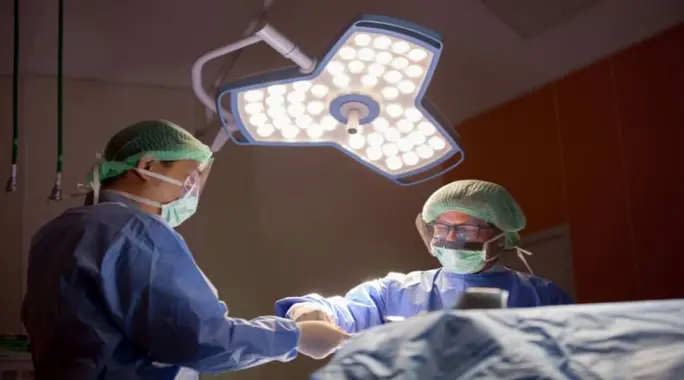 نزول الدم بعد استئصال الرحم: متى يكون طبيعيًا ومتى يستدعي القلق؟