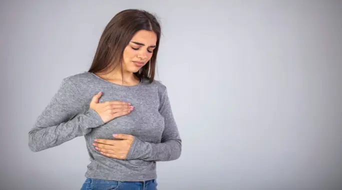 هل تغير الهرمونات يسبب ألم في الثدي؟ دليل شامل للأسباب والعلاج