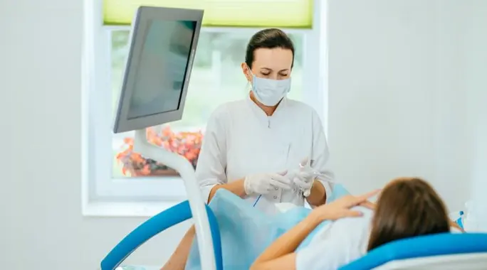 جفاف المهبل والفطريات: هل هناك علاقة؟ دليلك الشامل للأسباب والعلاج
